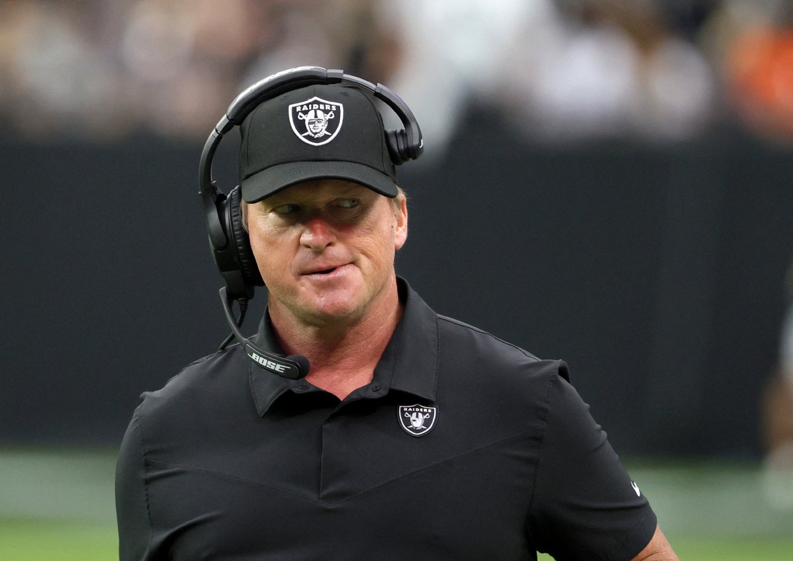 Jon Gruden deja a los Raider tras señalamiento de racismo