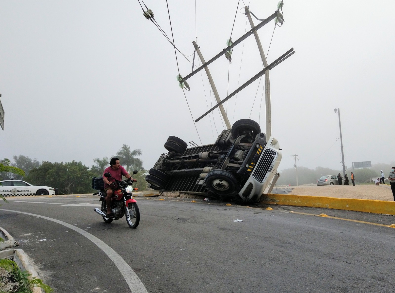 Volcadura de camión deja sin luz a Tixméhuac, Yucatán