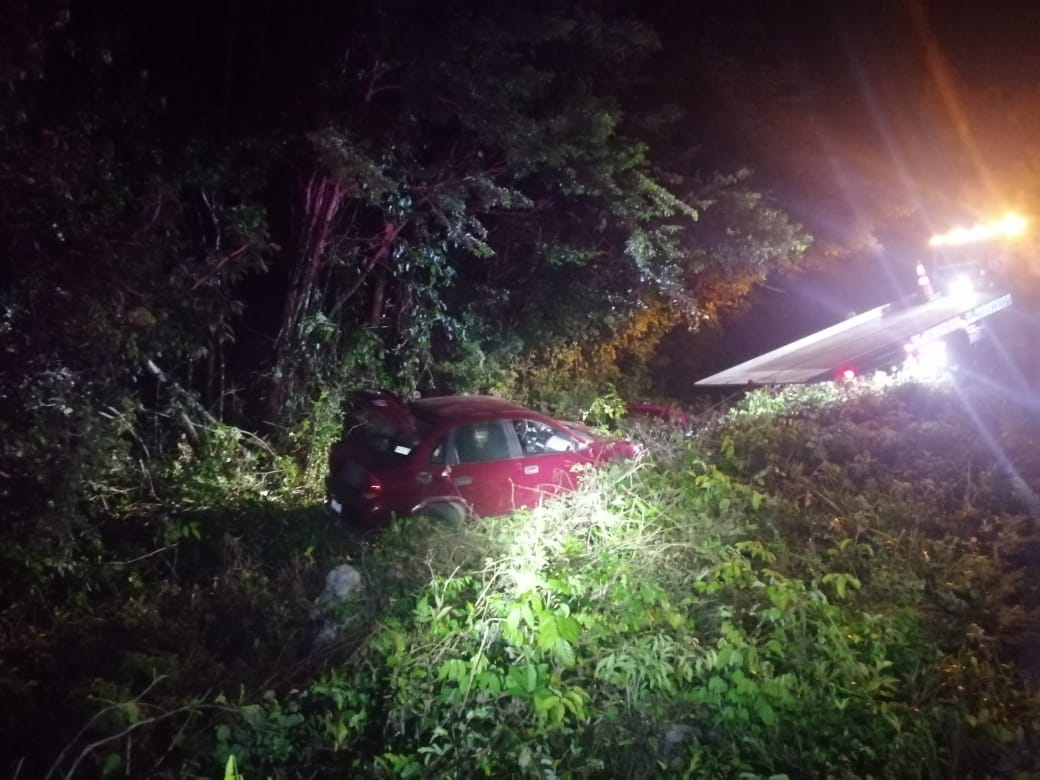 El vehículo terminó fuera de la carretera de Felipe Carrillo Puerto, terminando con daños severos; paramédicos atendieron al chofer