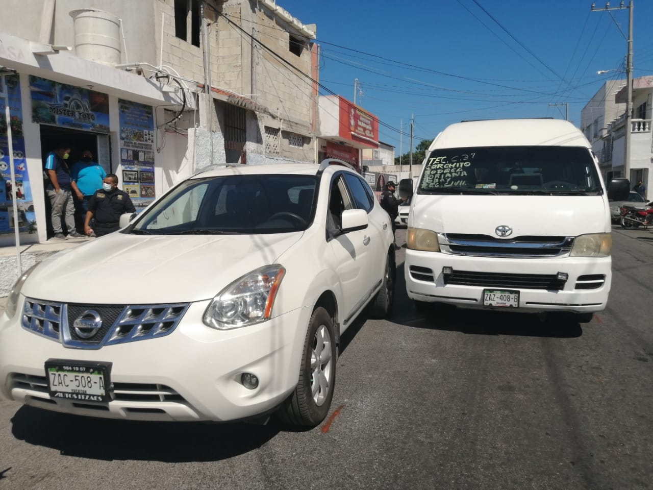 Extranjero choca una combi; al intentar huir colisiona también una moto en Progreso