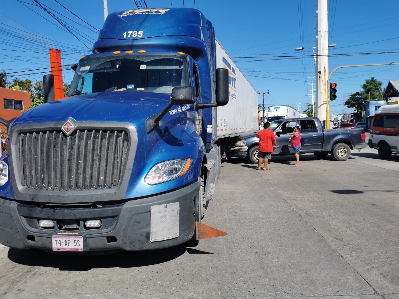 Camioneta choca contra tráiler en Ciudad del Carmen; mujer termina con crisis nerviosa