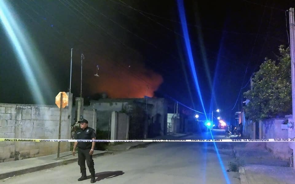 De acuerdo con vecinos del lugar de los hechos, los bomberos demoraron cerca de una hora en apagar totalmente las llamas