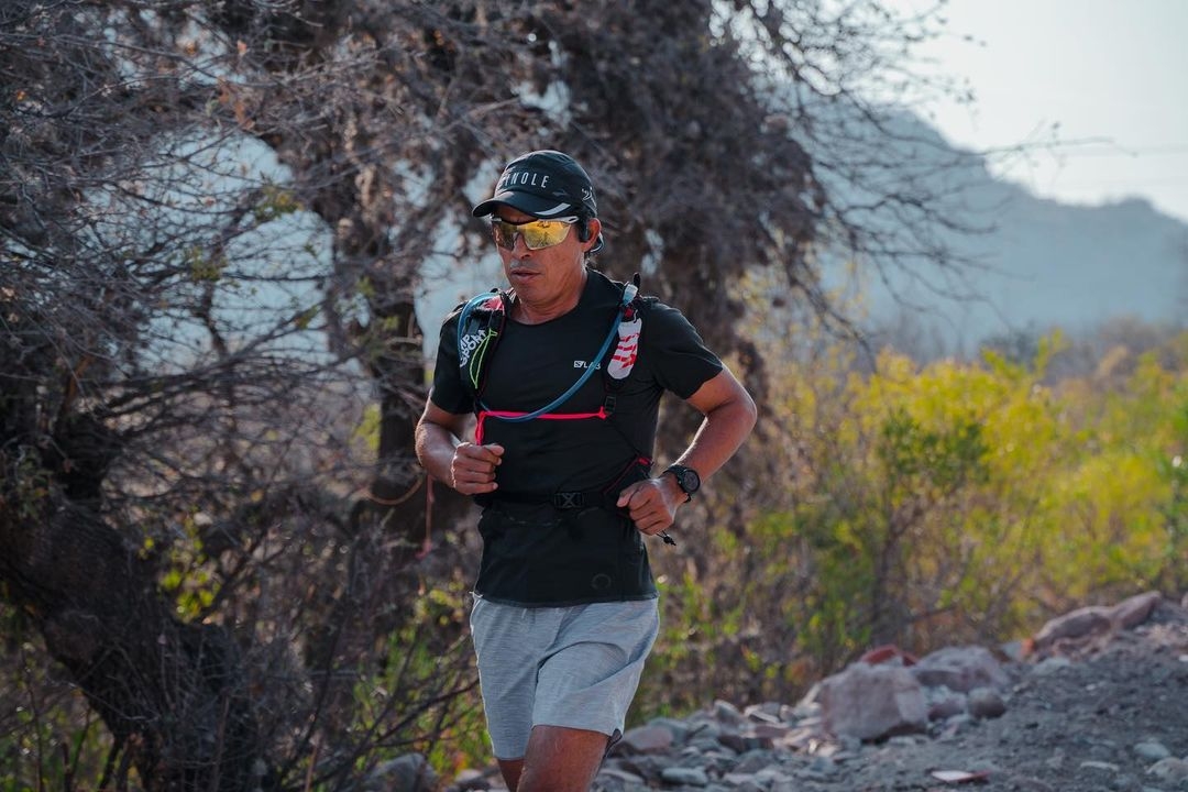 El maratonista mexicano, Germán Silva, se prepara para correr entre 40 y 50 kilómetros diarios desde el norte del país hasta Cancún