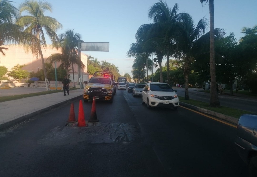 El carril del Boulevard Kukulcán en la Zona Hotelera de Cancún quedó cerrado parcialmente, por lo que se espera tráfico lento