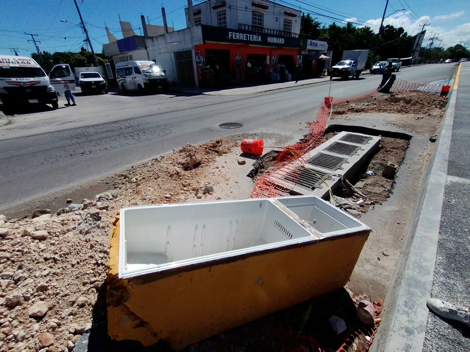 Vecinos de la Región 221 denunciaron que gente ajena a la zona acude a dejar basura en las áreas de los trabajos de drenaje detenidos