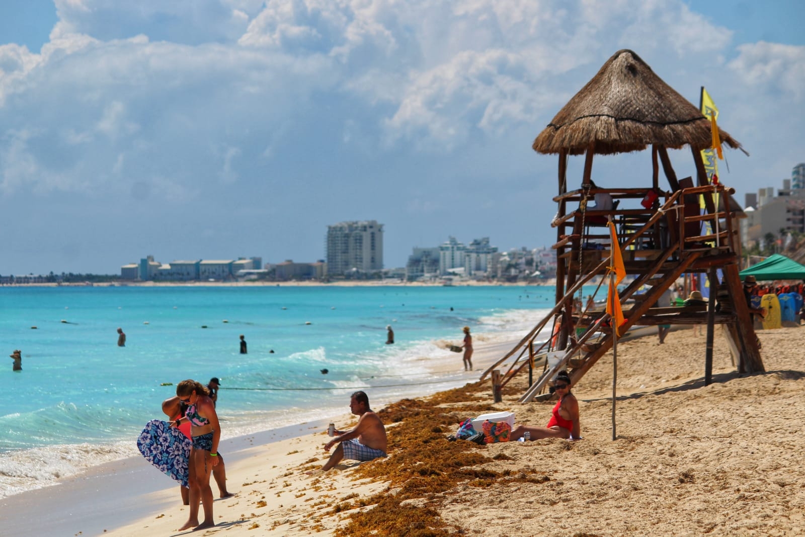 Filtros sanitarios en playas de Cancún se aplicarán aún con Semáforo Verde