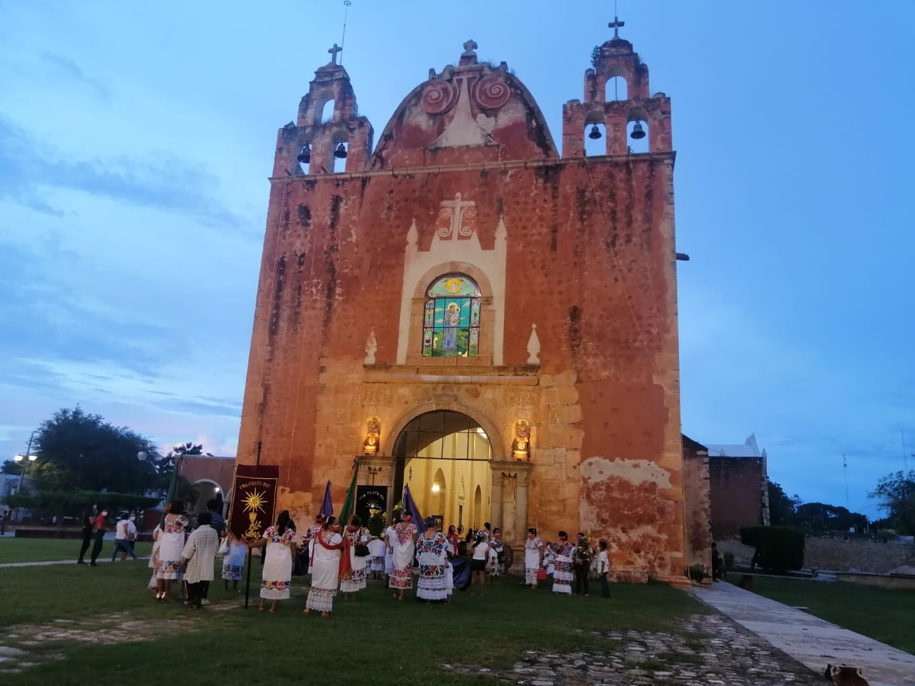 Regina Peralta y Marcelino Solís enlistan los gremios y a qué santo van dedicados así como el origen de estas celebraciones