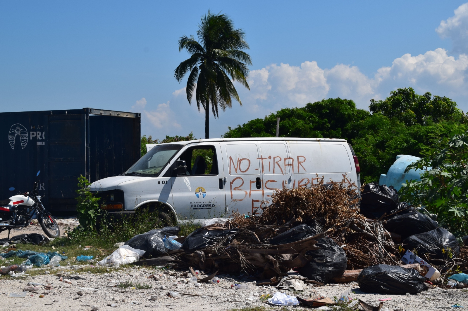 Prolimpia y ciudadanos 'inauguran' basurero clandestino en Progreso