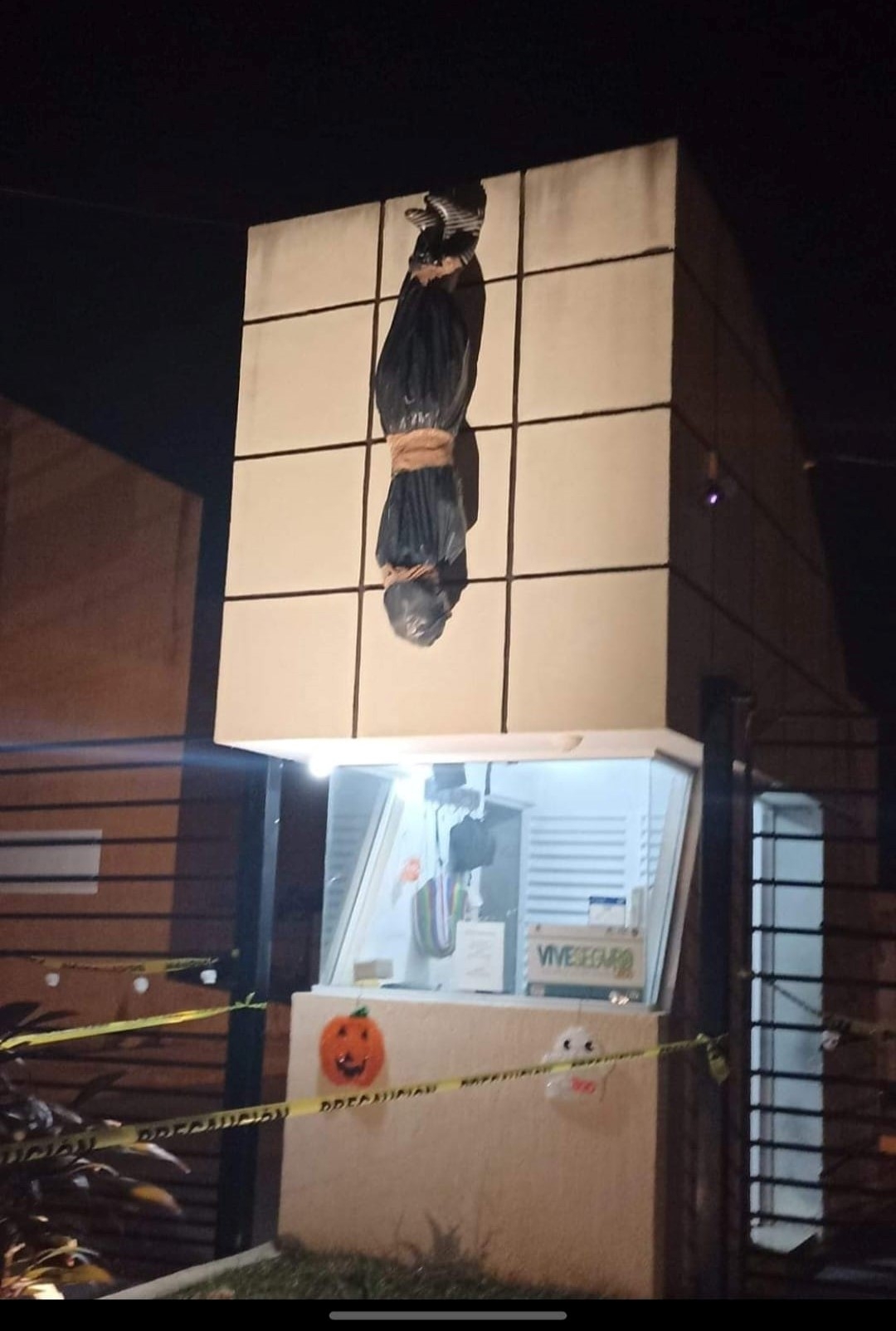 El peculiar adorno de Halloween lució afuera de la caseta de vigilancia de la privara Kerpis en Cancún