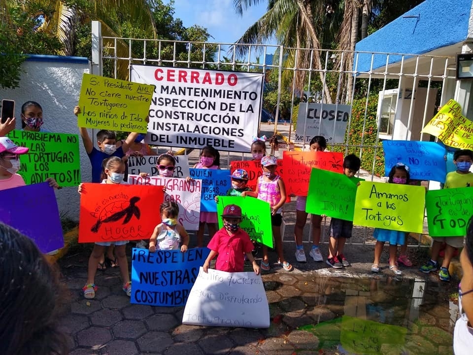 Niños y padres de familia protestan para reabrir la Tortugranja en Isla Mujeres