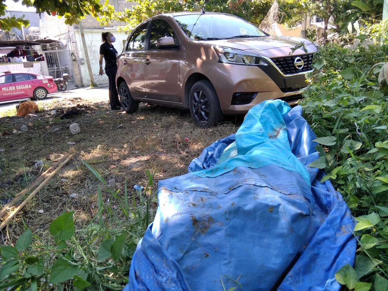 Vecinos denuncian un auto abandonado en un predio baldío de Ciudad del Carmen