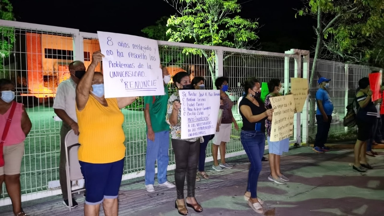 Los trabajadores realizaron la manifestación por el incumplimiento del pago en tiempo y forma