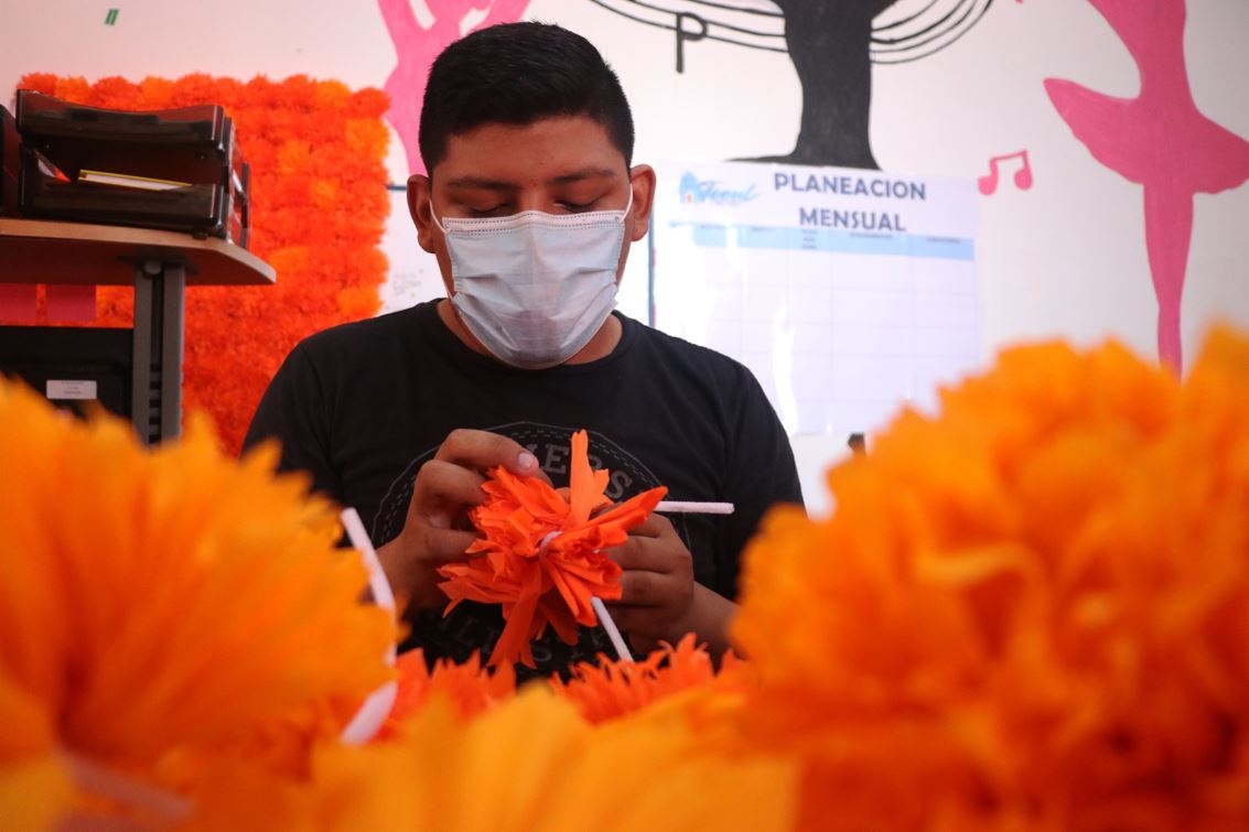 Estudiante de derecho crea arte con papel crepé para el Día de Muertos