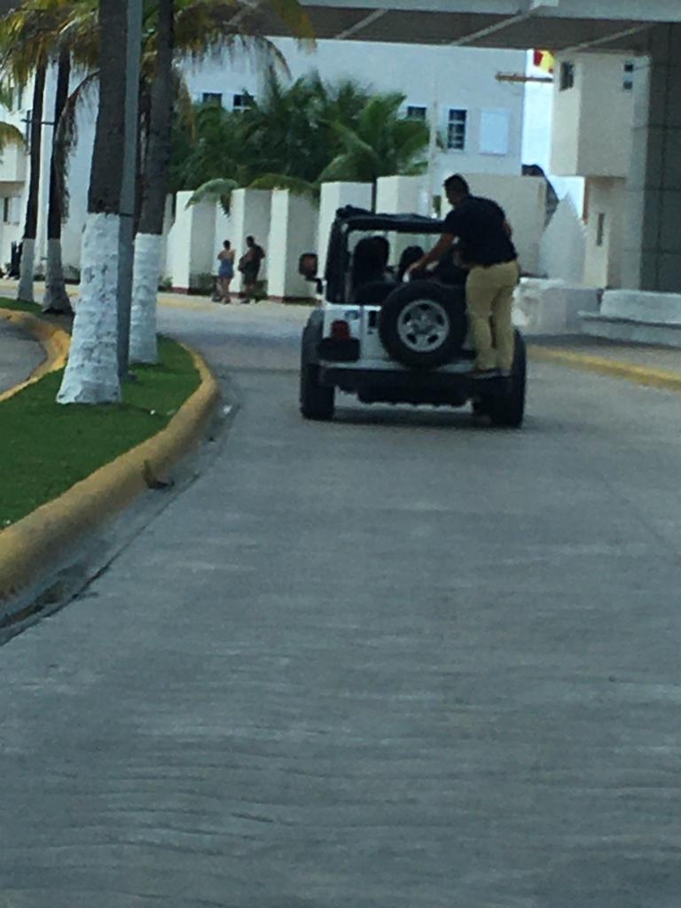 Turista viaja colgado detrás de un automóvil en movimiento en Cozumel: VIDEO