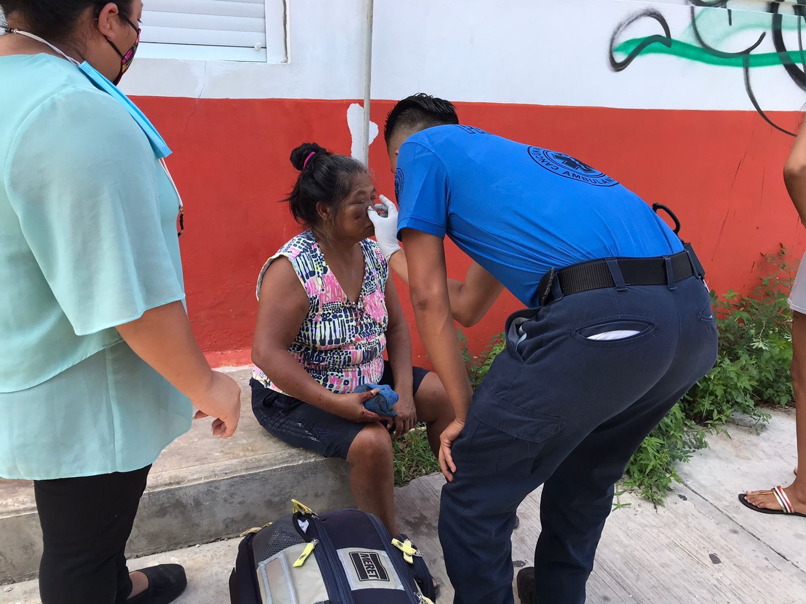 Policías ignoran a mujer que pedía auxilio tras caer de su triciclo en la Av. 135 de Cancún