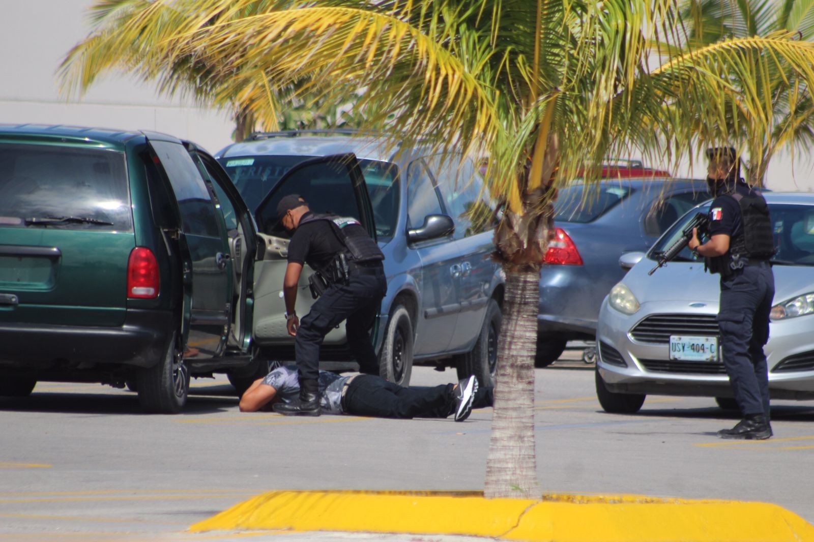 A los detenidos se les aseguró una camioneta tipo Voyager, además de varias armas, entre ellas armas largas