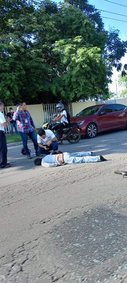 El motociclista permanecía tirado en el pavimento en espera de que llegarán paramédicos para atenderlo