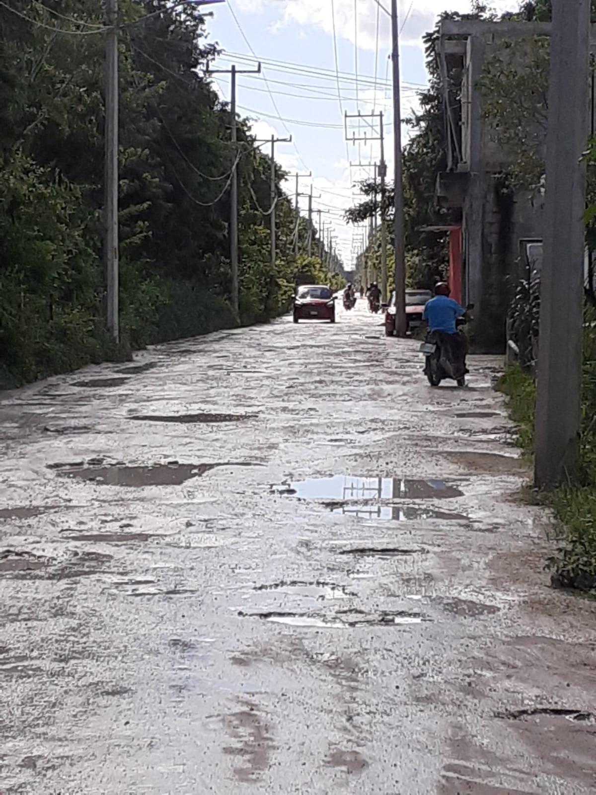 Vecinos denuncian que carretera en mal estado provoca accidentes en Cozumel