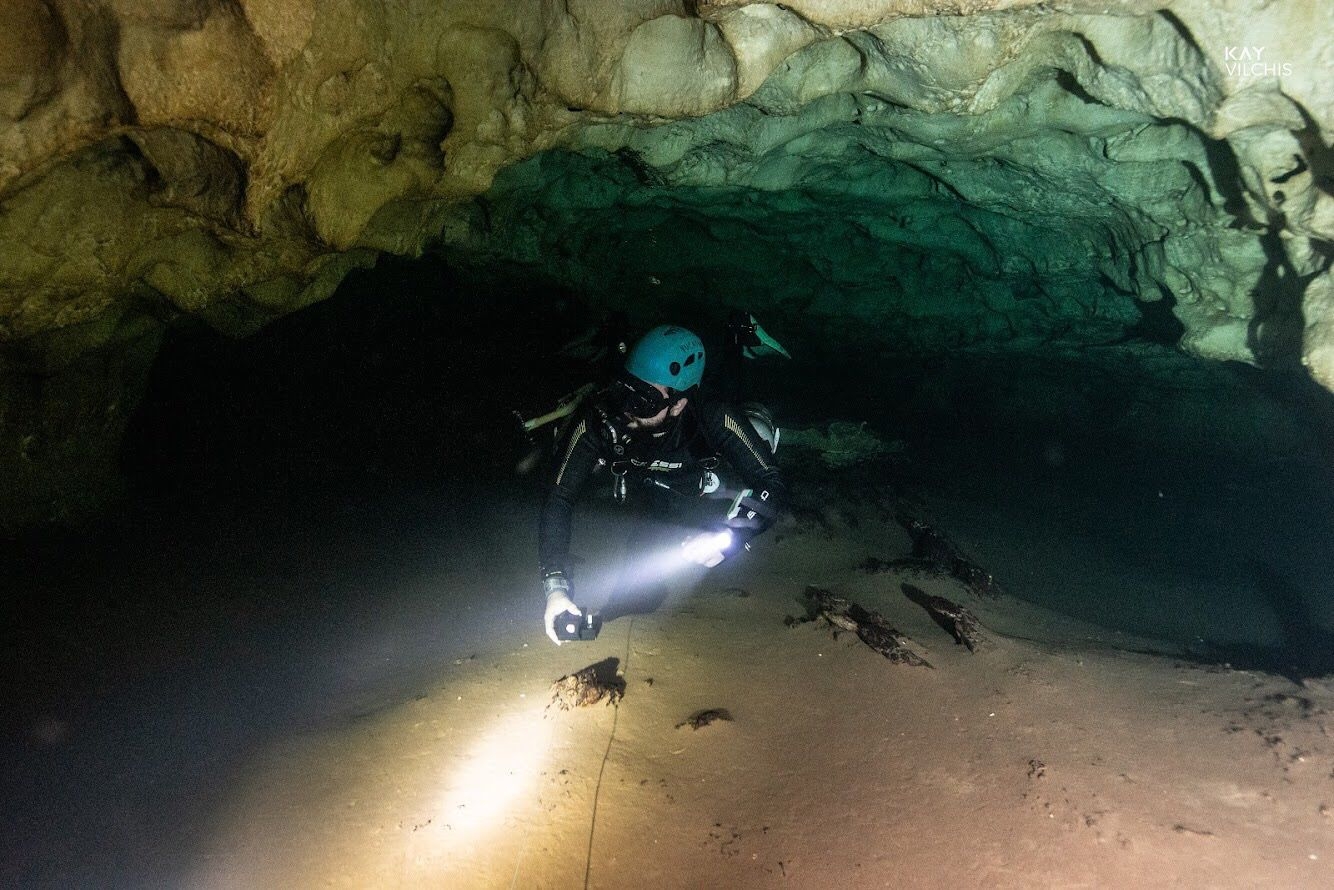 Durante este recorrido de bajo el agua, los buzos espeleólogos certificados notaron las cavidades y comenzaron a explorarlas