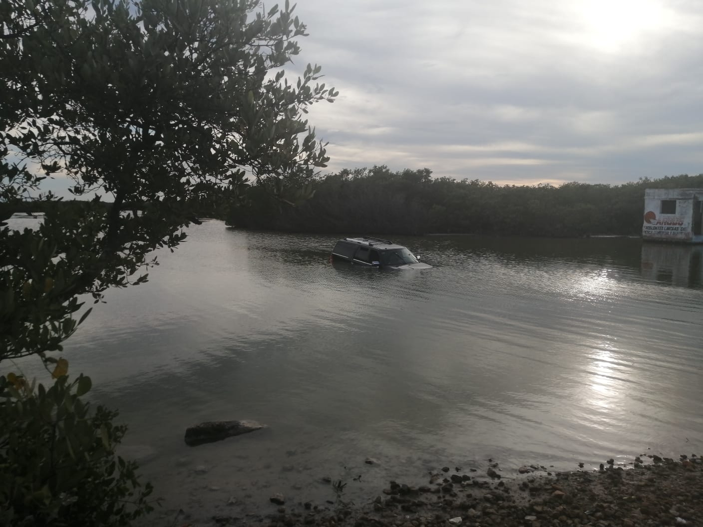 El vehículo a causa de los golpes y el agua se declaró en estado de perdida total