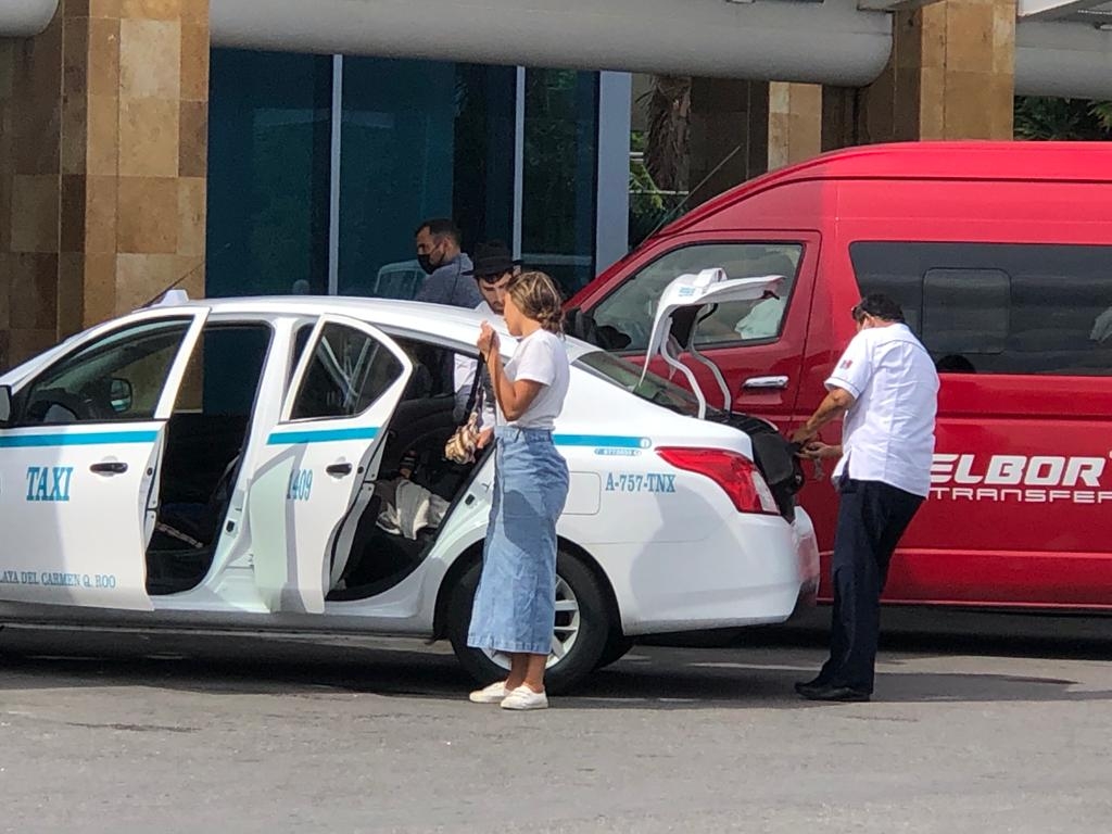 Taxistas del aeropuerto de Cancún se quejan de los turistas por no dar propinas