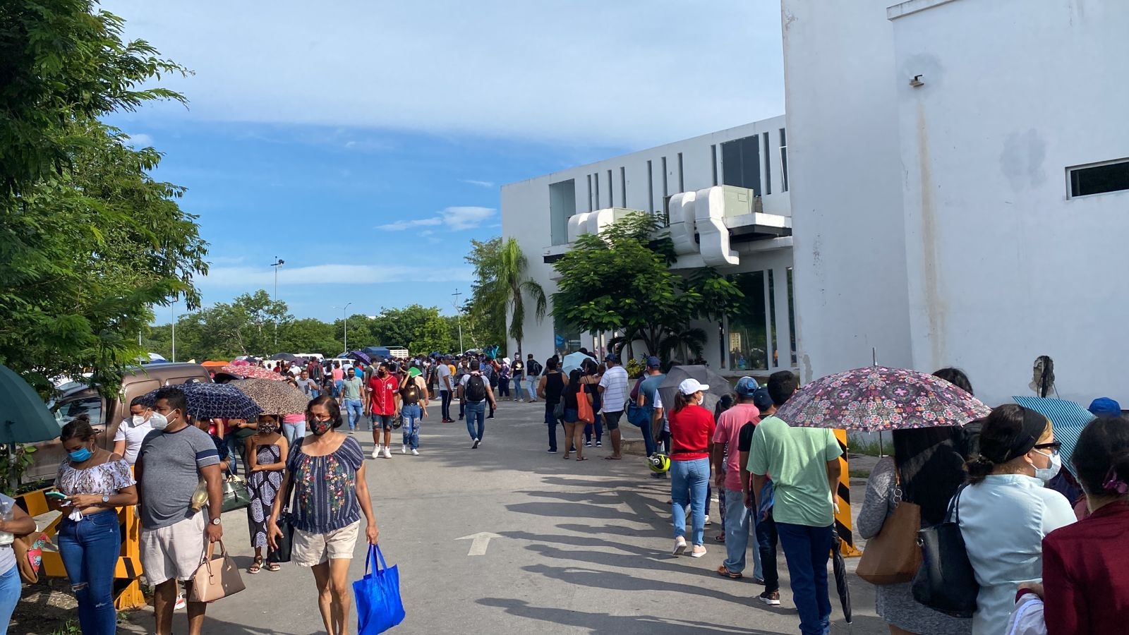 Los ciudadanos de Playa Del Carmen acudieron al nuevo Palacio Municipal a recibir su primera dosis anticovid