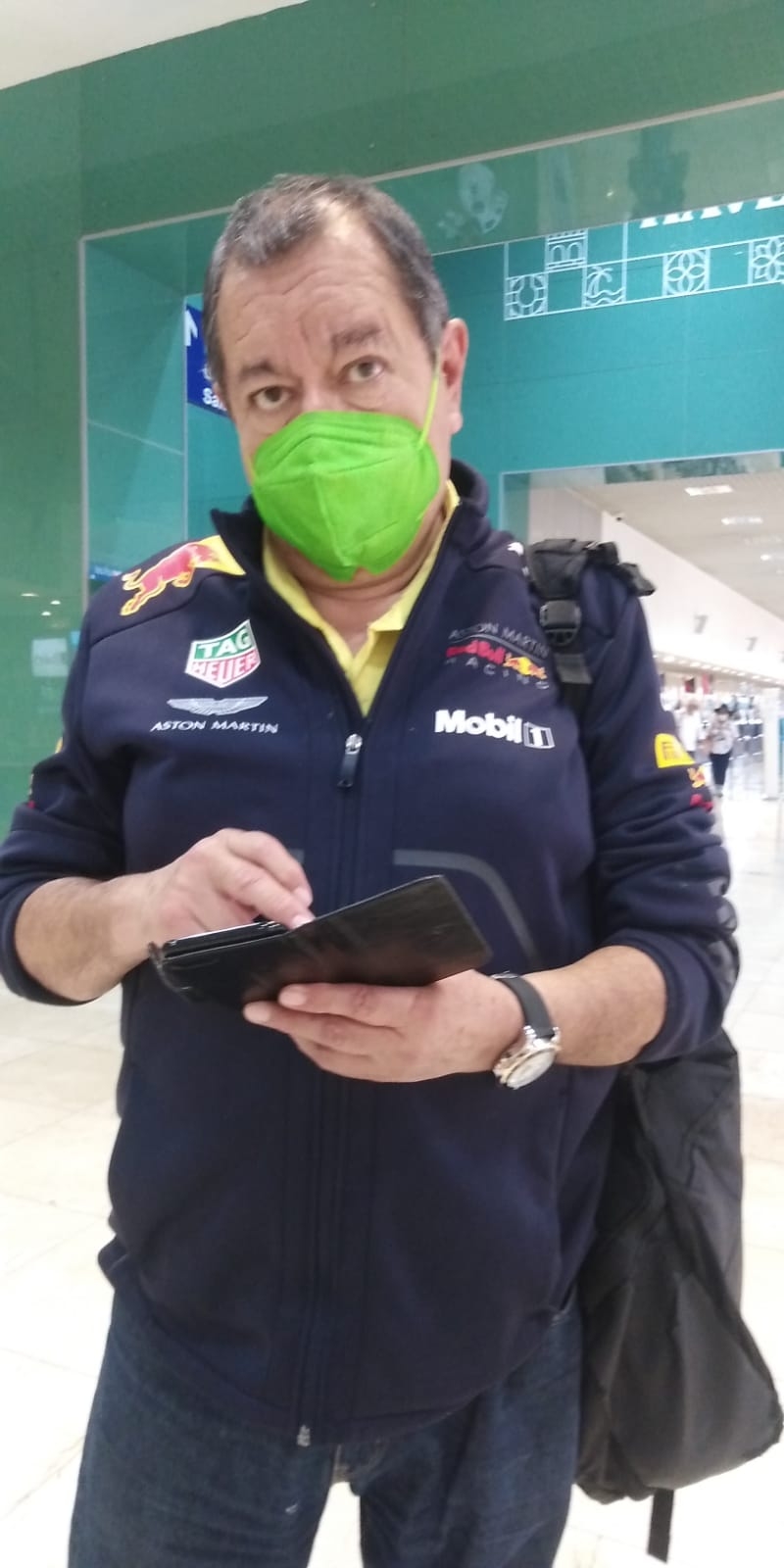 Abogado presume costosa chamarra de "Checo" Pérez en el aeropuerto de Mérida