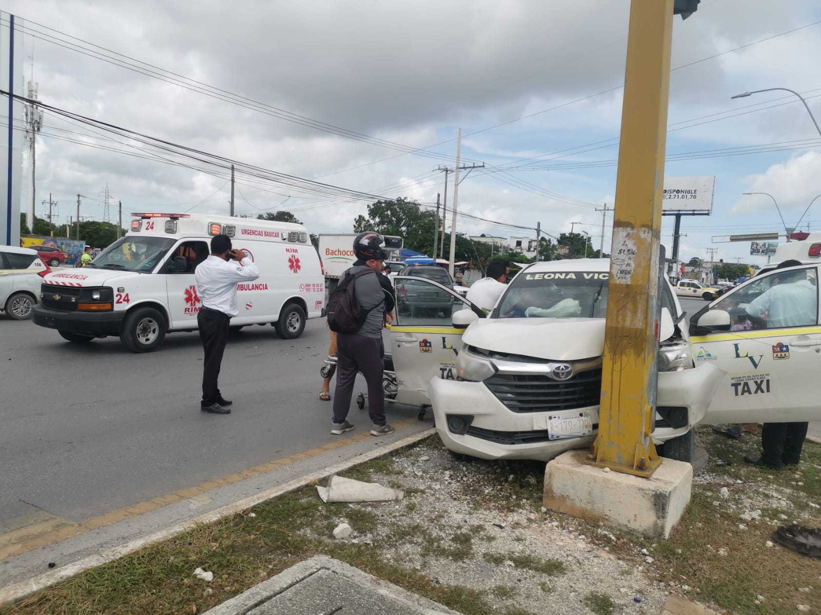 Choque entre vehículos deja cinco personas lesionadas en Cancún