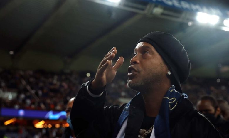 Ronaldinho volvió a pisar una cancha para sumarse al torneo que Gerard Piqué creo