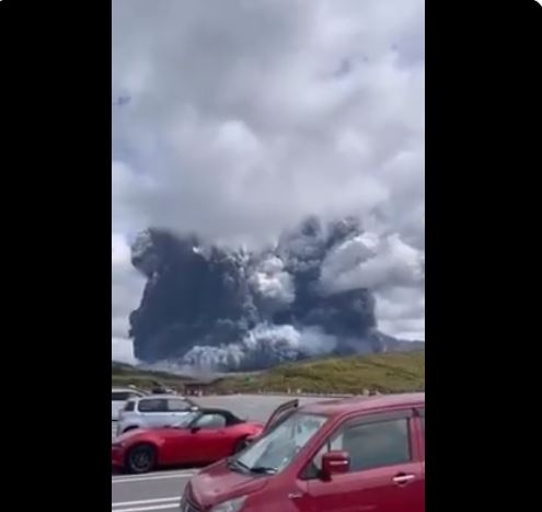 ¡Impresionante! Supervolcán Aso, en Japón, hace erupción: VIDEO