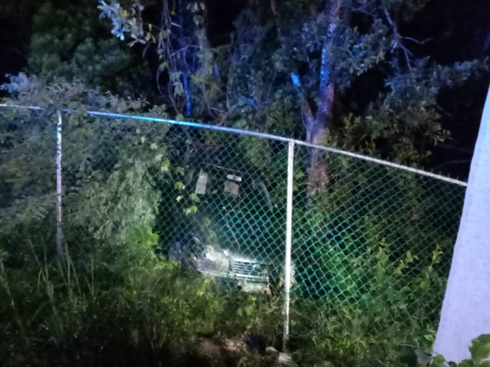 Tripulantes abandonan vehículo tras volcarse en el Arco Vial de Cancún