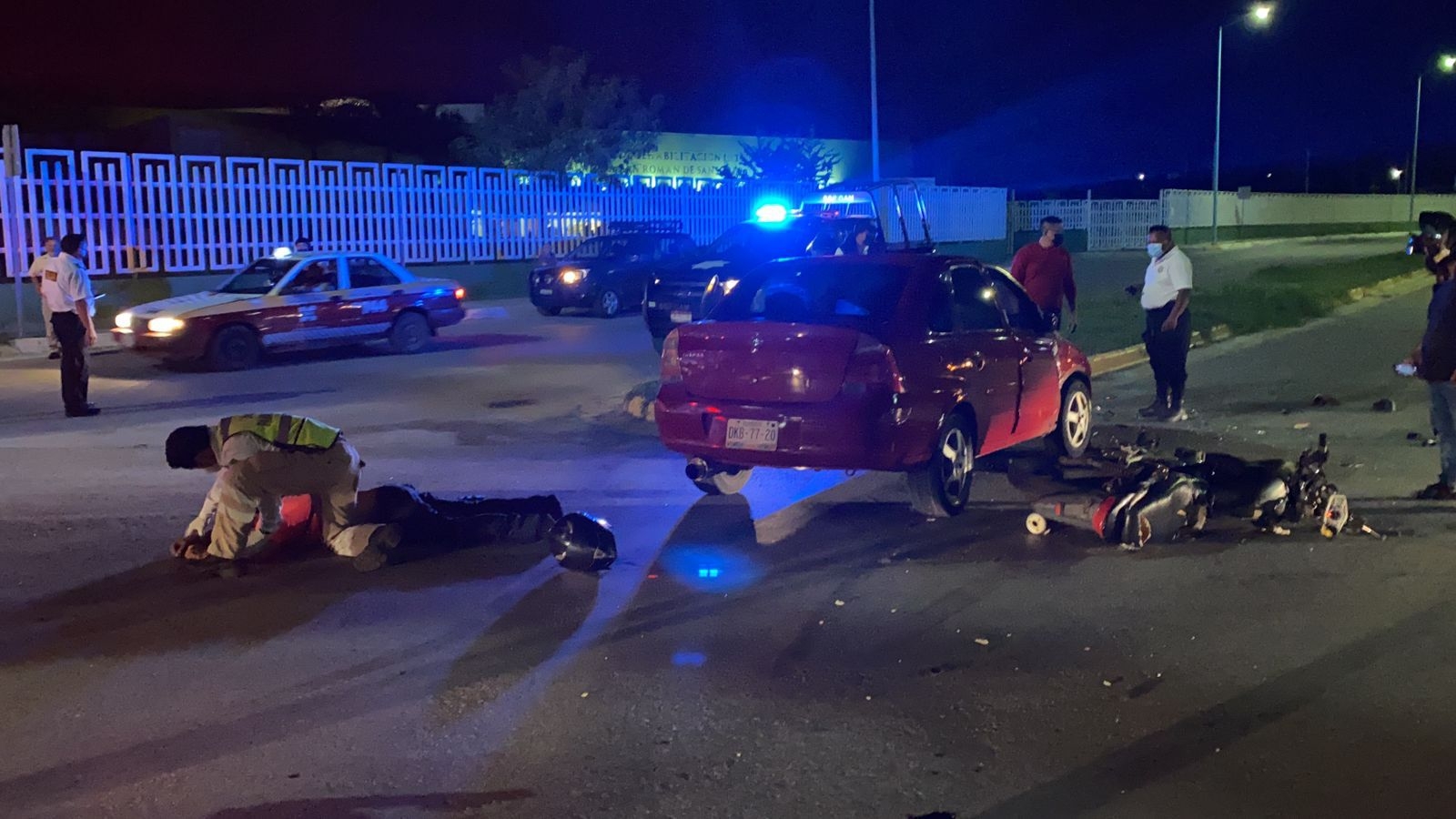 Paramédicos acudieron al lugar del choque en Campeche para atender al motociclista herido