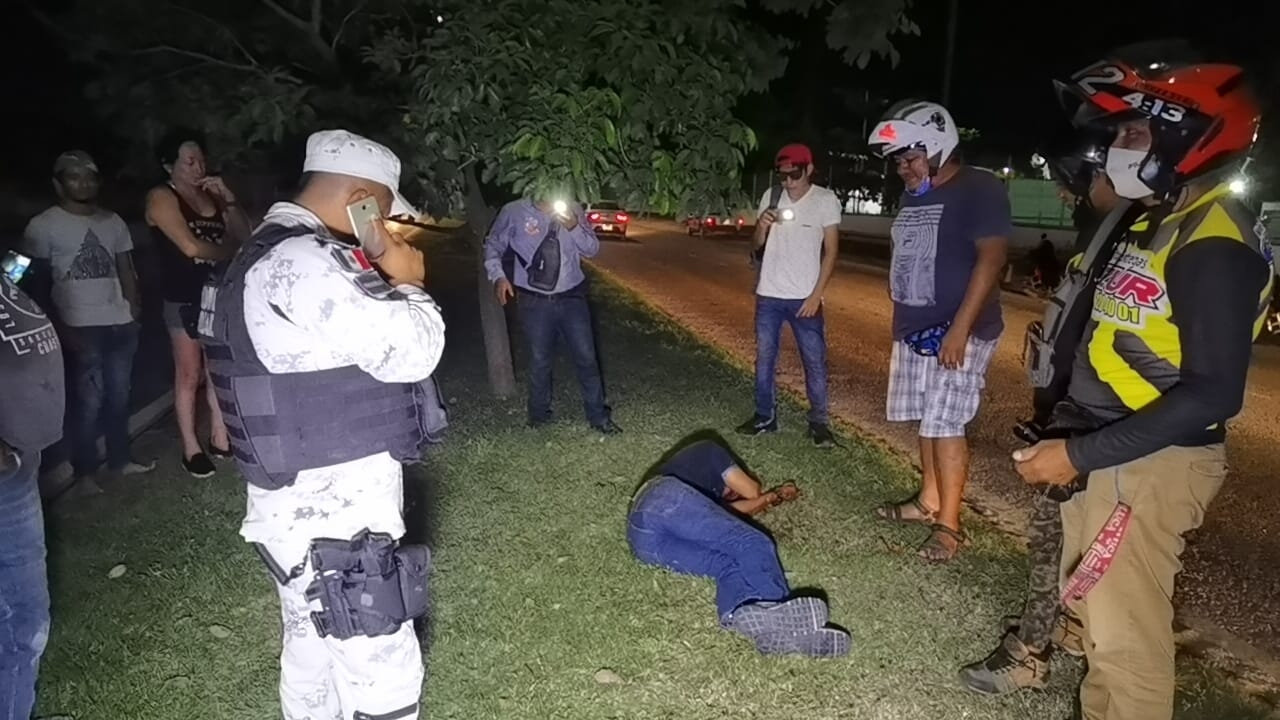 Los agentes policiacos acudieron a la Avenida Isla de Tris en Ciduad del Carmen para auxiliar al hombre tras ser golpeado