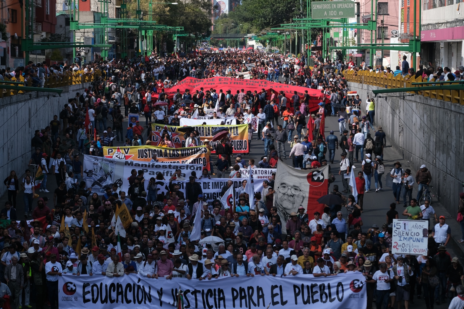 Diversos contingentes de estudiantes y organizaciones civiles comenzarán a concentrarse a las 11:00 horas en la Plaza de las Tres Culturas para marchar hacia el Zócalo