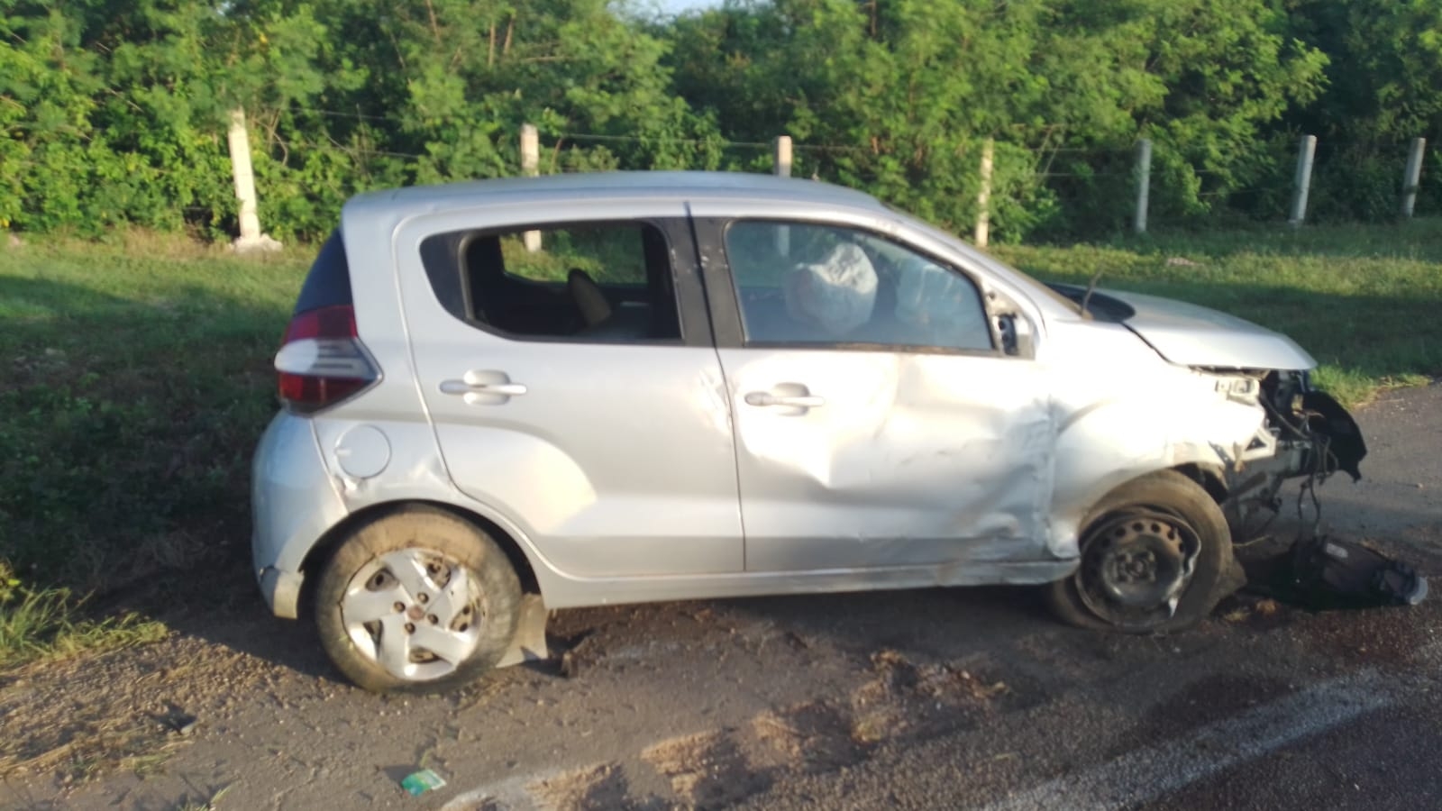 El vehículo terminó con la parte frontal destrozada tras chocar con unas piedras