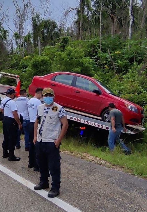 Policías rescatan a un hombre luego de haber estrellado su automóvil en José María Morelos