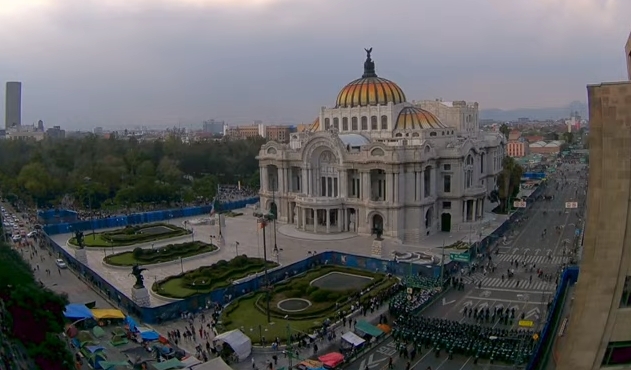 Desde el aire se puede la magnitud del contigente humano que  se congrega en la plaza de las Tres Culturas