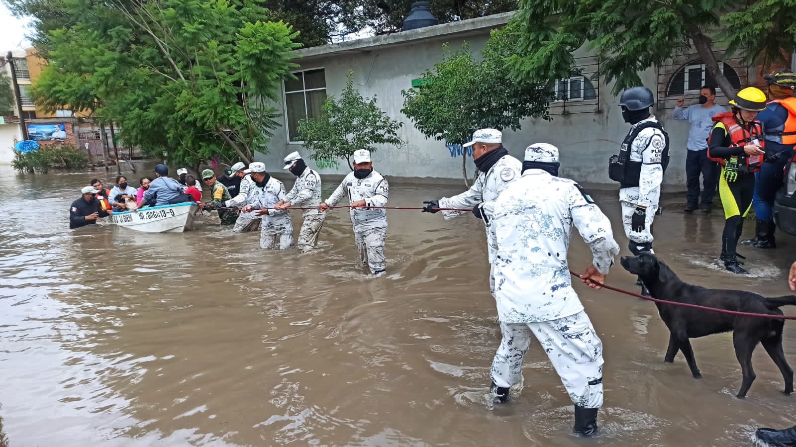 Prortección Civil y la Guardia Nacional tuvieron que evacuar las comunidades más cercanas