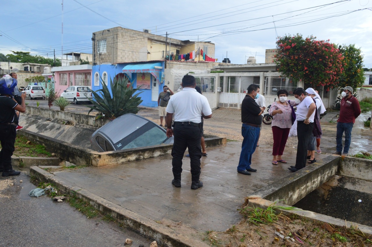 Sacerdote pierde el control de su vehículo y termina dentro de un canal de agua en Campeche