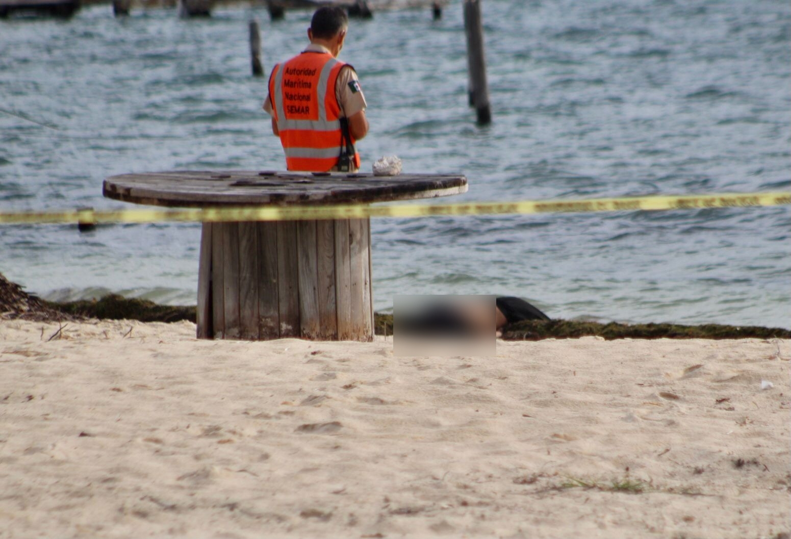 Sacan cuerpo que flotaba en la playa de Puerto Juárez en Cancún