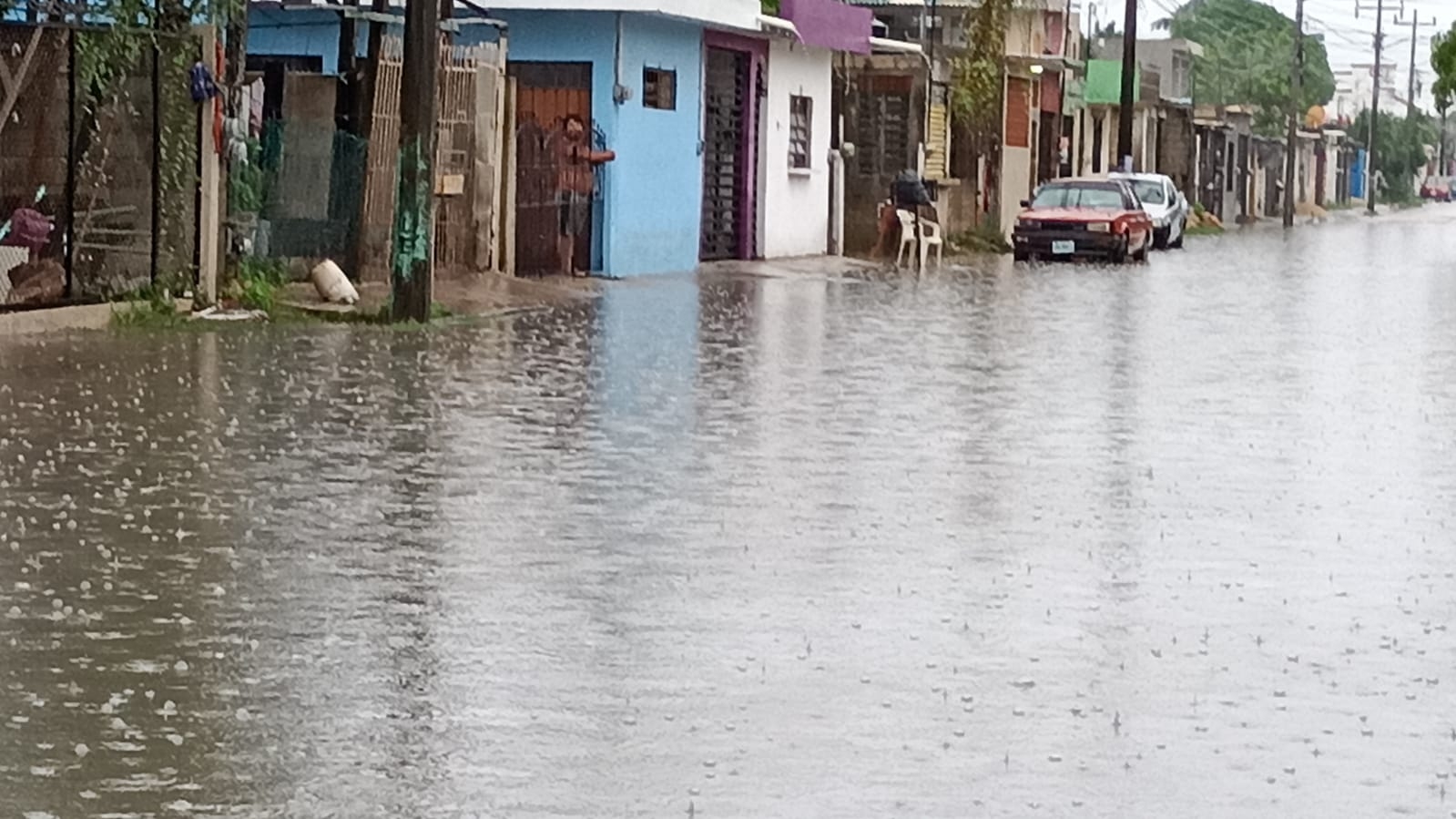 Varias calles se encuentran inundadas por las fuertes lluvias en Chetumal