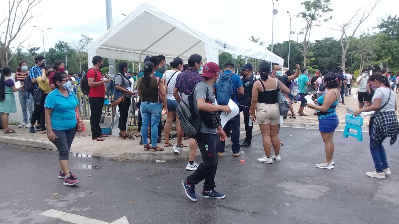 Los ciudadanos rezagados de Playa del Carmen permanecen en fila para recibir la vacuna anticovid