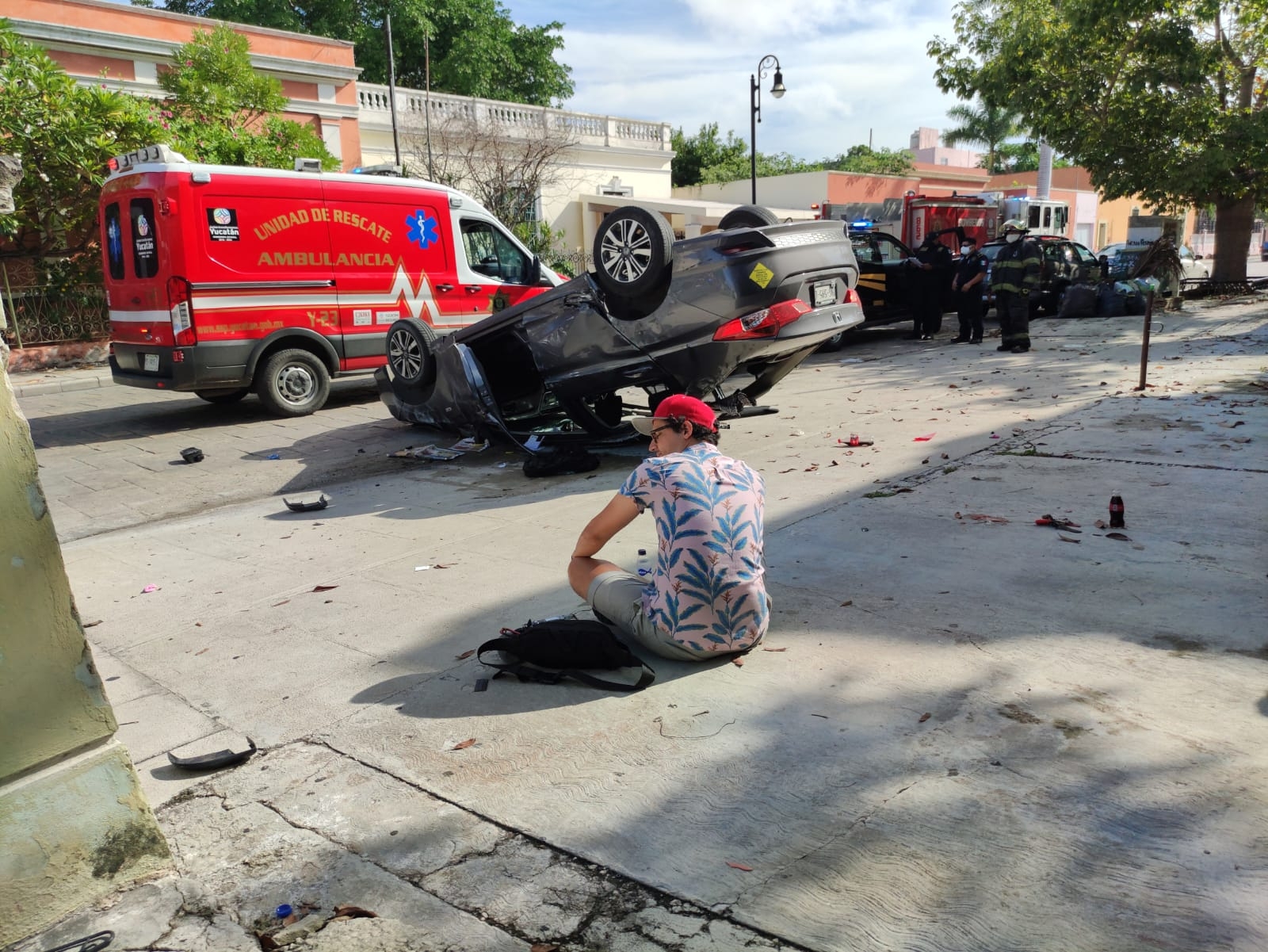 Automovilista vuelca en el barrio de Santiago de Mérida: VIDEO