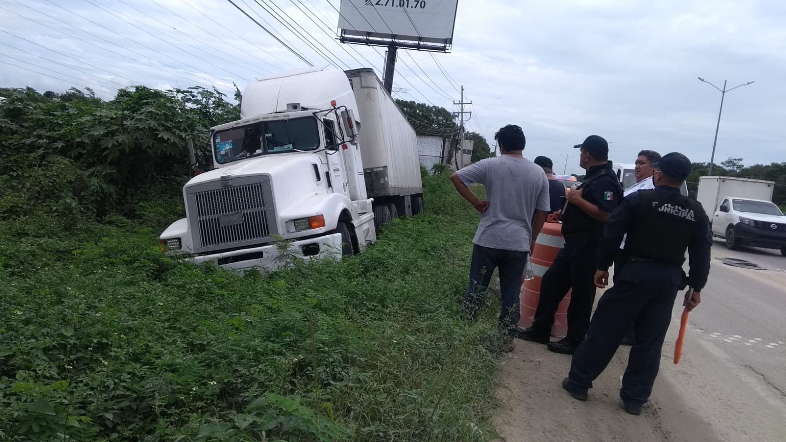 Se registra accidente de tráiler en la carretera Cancún-Playa del Carmen