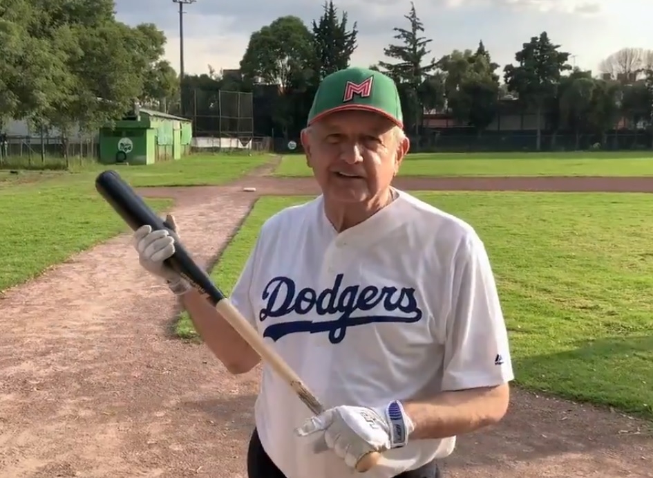 AMLO sufre desgarre durante juego de beisbol: VIDEO