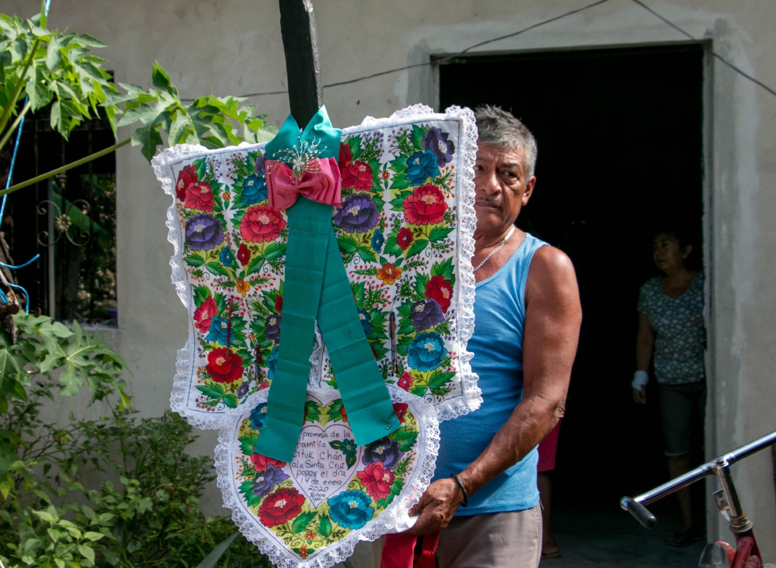 Algunos pobladores reciben a la efigie en sus hogares