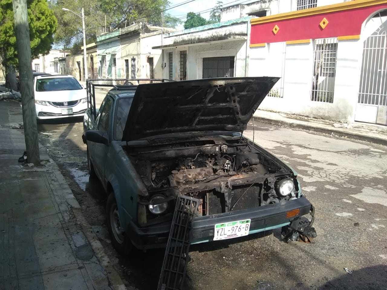 Al lugar llegaron elementos de la policía, así como bomberos para sofocar las llamas