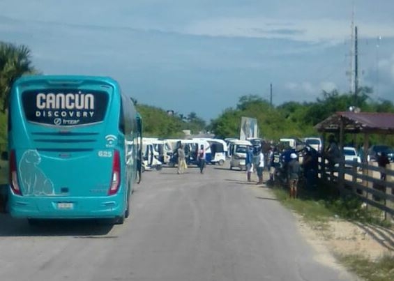 Mototaxistas bloquean acceso a Chiquilá por robo de pasaje