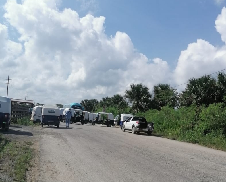 Los mototaxistas del puerto de Chiquilá bloquearon el acceso a la comunidad para impedir el paso de autobuses turísticos