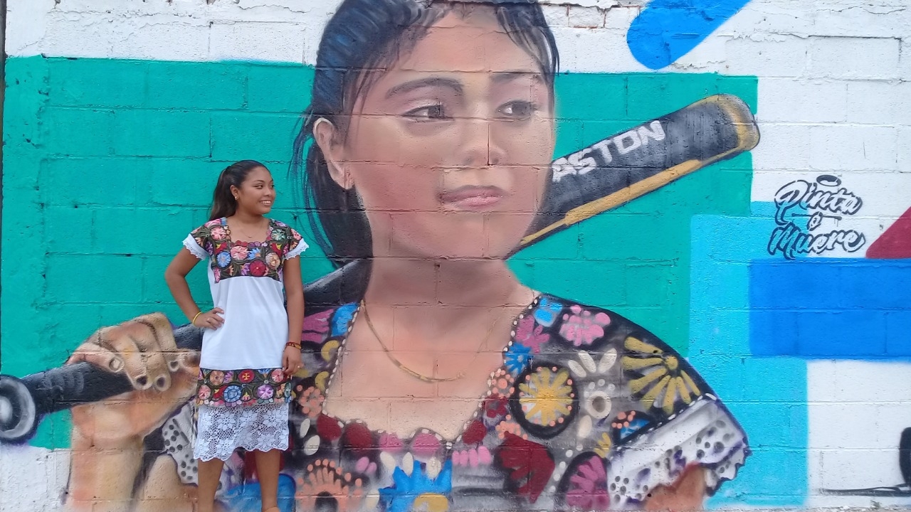 Dedican mural a las Diablitas de Hondzonot, orgullo deportivo maya en Quintana Roo